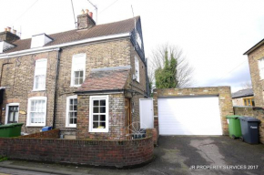 Immaculate 3-Bed House in Waltham Cross